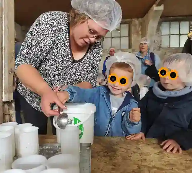 Des enfants participent à un atelier de moulage du fromage