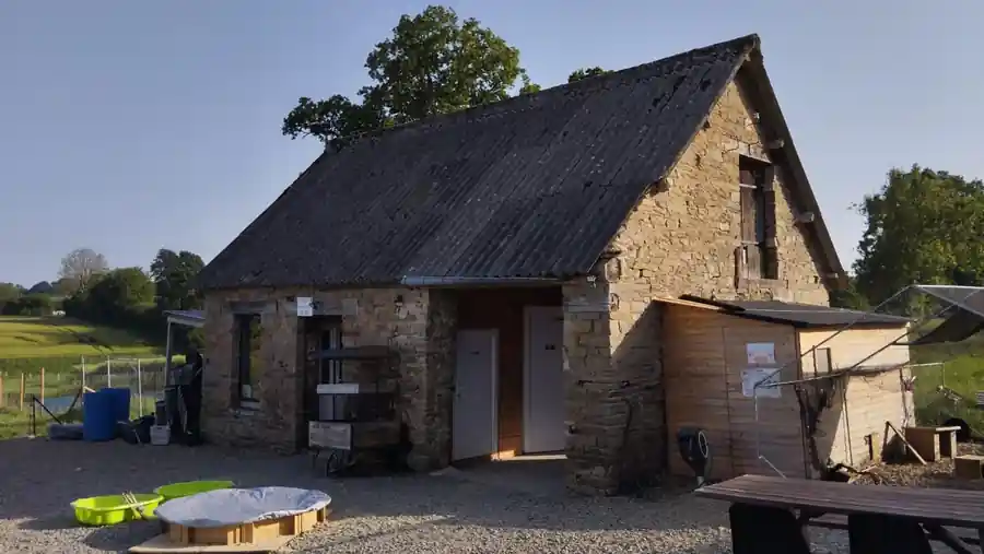 Le bâtiment en pierre qui accueille la boutique et le libre-service de La Chèvreline