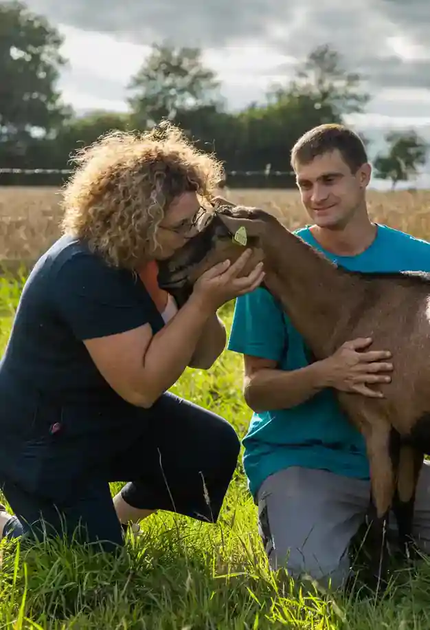 Caroline et Aurélien auprès d’une chèvre de La Chèvreline